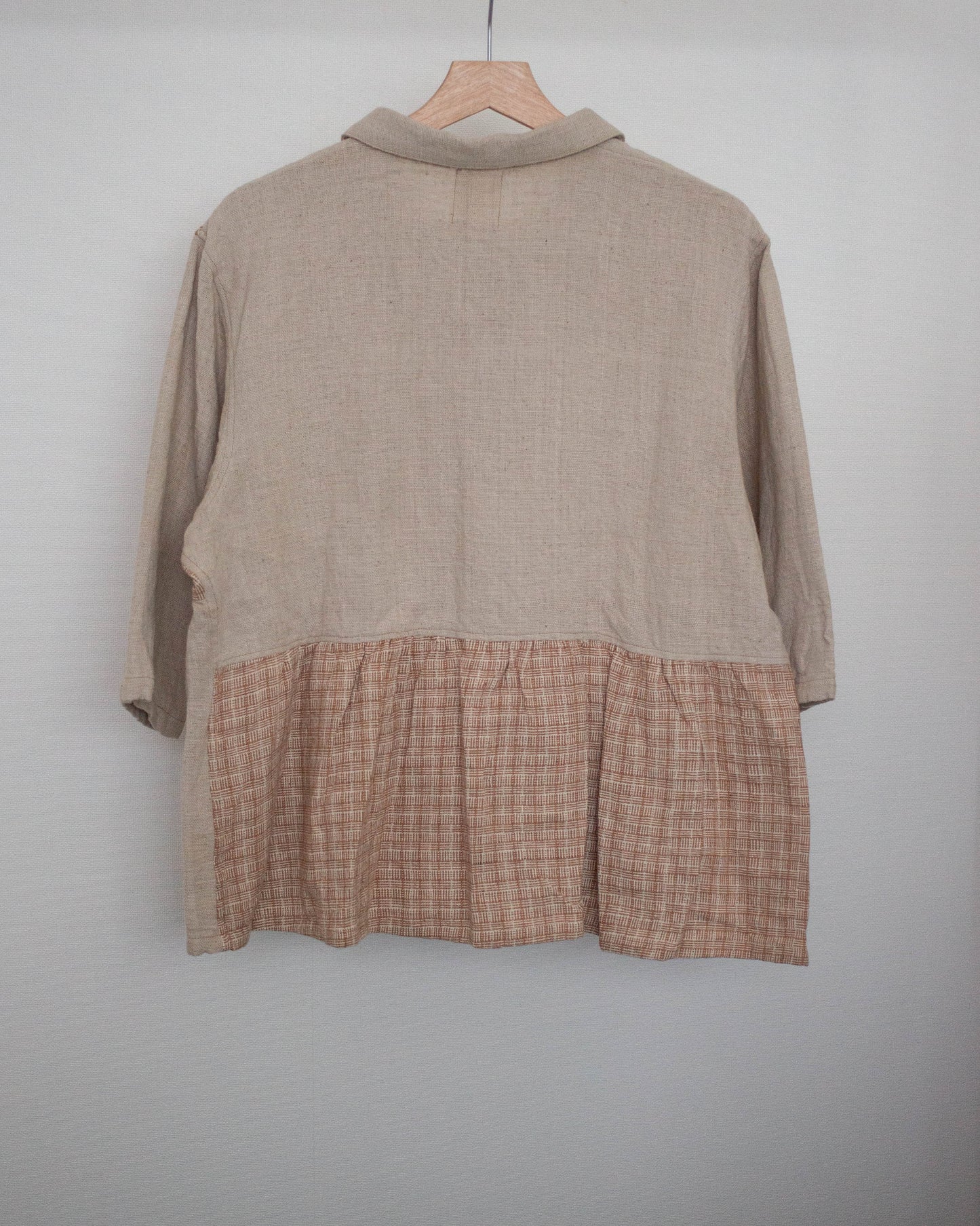 teela shirt  ベージュなテキスタイルミックス